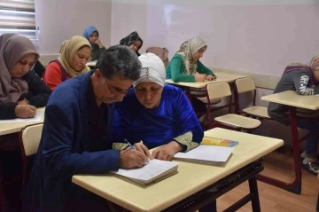Karı-koca Şahinbey tesislerinde beraber okuma yazma öğreniyor
