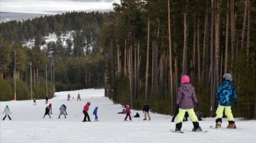 Karın 1 metreyi aştığı Palandöken ve Sarıkamış kayak merkezleri tatilde öğrencileri bekliyor