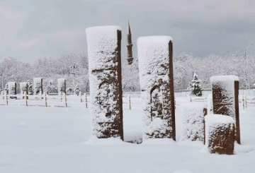 Karla bütünleşen tarihi mezar taşlarından kartpostallık görüntüler
