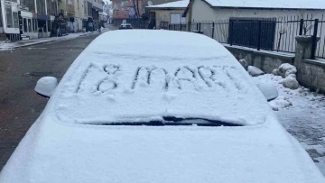 Karlıova’da vatandaşlar yeni güne karla uyandı
