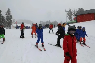 Kars’ta 600 öğrenciye kayak eğitimi verildi
