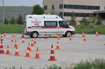 Kars’ta ambulans sürüş eğitimleri nefes kesti

