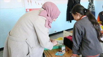 Kars'ta gönüllüler oyuncaklarla çocukların yüzünü güldürmeye devam ediyor
