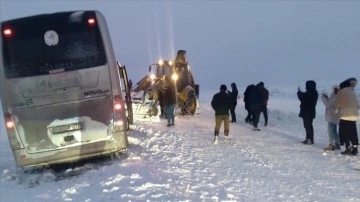 Kars’ta kar nedeniyle mahsur kalan tur otobüsündeki 30 kişi kurtarıldı