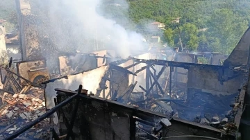 Kastamonu’daki iki farklı yangında üç ev kullanılamaz hale geldi
