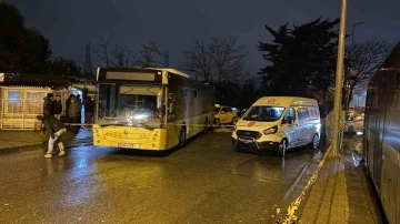 Kayan İETT otobüsünü durdurmaya çalışan şoför ezilerek ağır yaralandı
