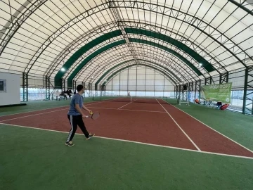 Kayapınar’da 119 kişi tenis kortunda kozunu paylaştı
