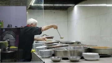 Kayserili İbrahim usta 50 yıldır közde pişirdiği yemekleriyle damakları lezzetlendiriyor