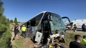 Kaza yapan yolcu otobüsünde ağır yaralanan muavin hayatını kaybetti
