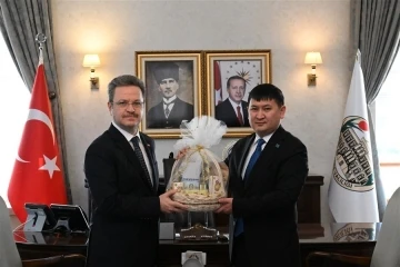 Kazakistan Başkonsolosu Nuriddin Amankul, Vali Ünlü’yü ziyaret etti
