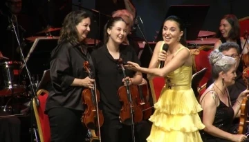 Bursa'da keman sanatçısının en özel konseri; orkestra üyeleri hastalanınca 16 yaşındaki kızıyla sahne aldı