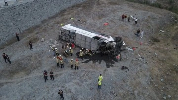 Kemerburgaz'da servis otobüsü köprüden düştü, 27 işçi yaralandı