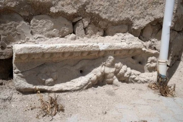 Kemerhisar’da evin temelinde tarihi eser niteliğinde mimari parçalar çıktı
