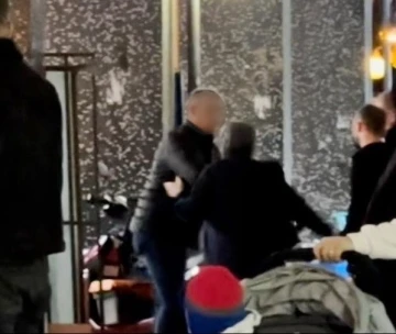 Samsun'da erkeğe şiddet! Kendisine hediye alan adama tekme-yumruk saldırdı