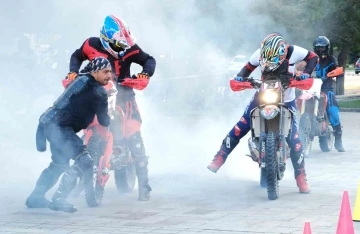 Kentin göbeğinde nefes kesen motocross gösterisi