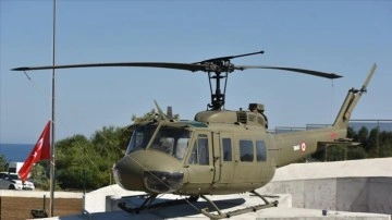 Kıbrıs Barış Harekatı'nda yer alan askeri helikopter çıkarmanın yapıldığı plajda sergileniyor