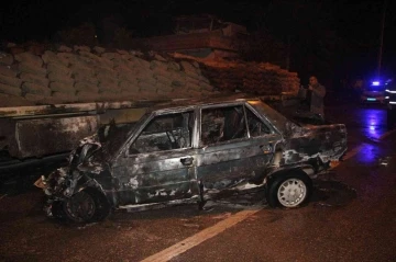 Kilis’te tıra çarpan araç alev alev yandı, otomobildeki 3 kişi son anda kurtuldu
