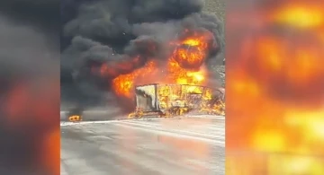 Kimyasal malzeme yüklü tır ile başka bir tırın çarpışması sonucu yangın çıktı: 2 sürücü öldü
