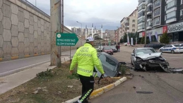Kırıkkale’de iki otomobil çarpıştı: 3 yaralı

