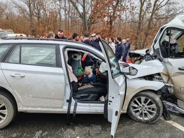 Minibüs ile otomobilin çarpıştığı kazada 9 kişi yaralandı
