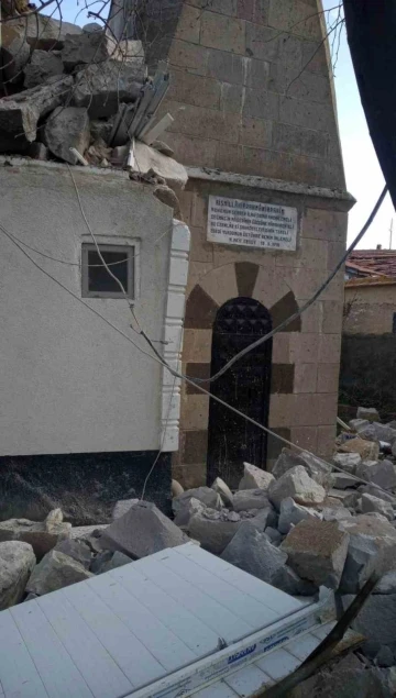 Kırşehir’de cami minaresi şiddetli rüzgarda yıkıldı
