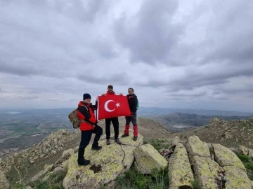 Kırşehir’li dağcılar Baran Dağları’nda Türk bayrağı açtı
