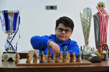 Bursa'da kırtasiyeden alınan takımla satranç öğrenip, dünya şampiyonu oldu