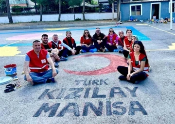 Kızılay Gönüllüleri okul bahçesini renklendirdi
