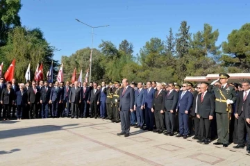 KKTC Cumhurbaşkanı Tatar ve Cumhurbaşkanı Yardımcısı Yılmaz, Lefkoşa Atatürk Anıtı’na çelenk bıraktı
