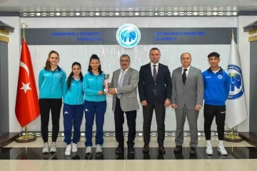 KMÜ, badminton takımı kupa ile döndü
