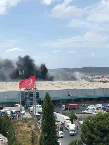 Kocaeli’de zincir market Migrosu’un deposunda büyük yangın
