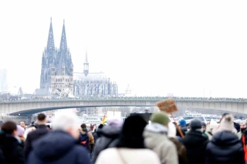Köln’de 50 binden fazla kişi aşırı sağcı AfD Partisi’ni protesto etti
