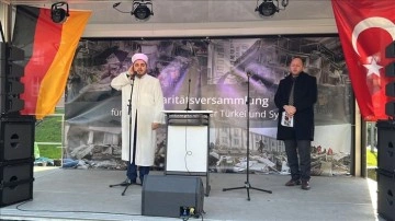 Köln'de Türk ve Almanlar Türkiye'deki deprem mağdurları için bir araya geldi