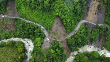 Toprak kaymasında 27 kişi hayatını kaybetti