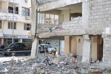 Kolonları parçalanan ve ayakta güçlükle duran binanın ’hasarsız’ olduğu gerekçesiyle mahkemeye verilmesi hayrete düşürdü
