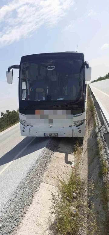 Kontrolden çıkan yolcu otobüsü refüje girip bariyerlere çarparak durabildi
