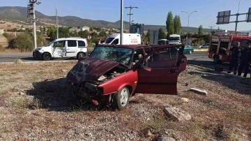 Öğretmenlerin olduğu araç otomobille çarpıştı: 6 yaralı