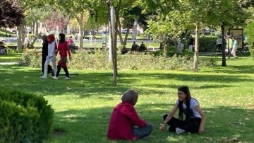 Konya'da aşırı sıcaktan bunalanlar park ve bahçelerde serinledi