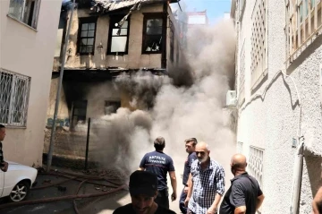 Koruma altındaki tarihi bina alev alev yandı, itfaiye ekipleri ölümden döndü
