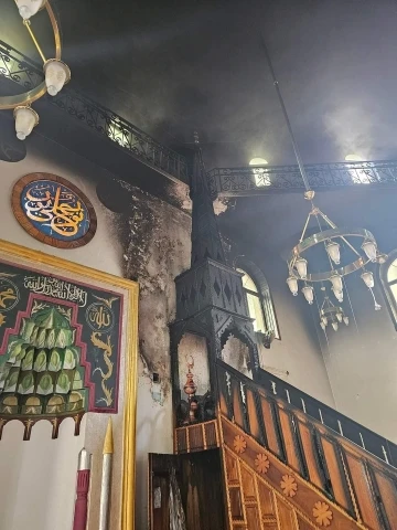 Kosova’daki Mamuşa Merkez Camii yangında büyük hasar gördü