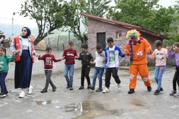 Köy çocukları Kızılay gönüllüleriyle doyasıya eğlendi
