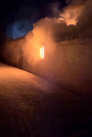 Bursa'da köy evi alevlere teslim oldu: 2 yaralı
