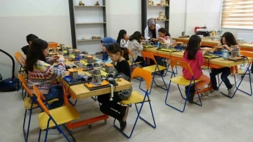 Köy okulundaki öğrenciler için ahşaptan oyuncak üretiyorlar
