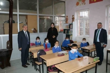Köyde grip vakaları artınca Ebru öğretmen maske uygulaması başlattı
