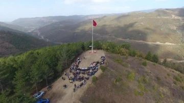 Bursa'da köylüler aralarında para topladı, 100. yıla özel 23 metre uzunluğunda bayrak dikti