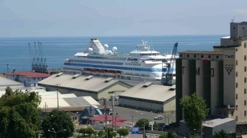Kruvaziyer gemisi Trabzon Limanını mesken tuttu
