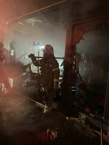 Bursa'da bir kuaför salonu alev alev yandı