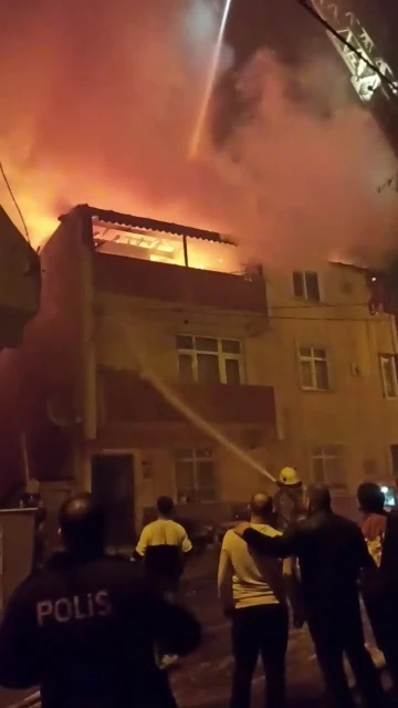 Küçükçekmece’de 3 katlı binada yangın paniği
