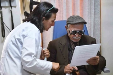 Kulakları duymayan 86 yaşındaki Cemil amca Eşrefpaşa Hastanesi’nde tedavi oldu
