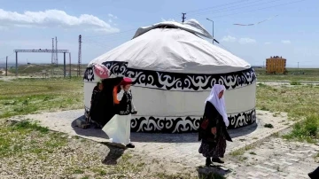 Kurdukları otağda Kırgız kültürünü tanıtıyorlar
